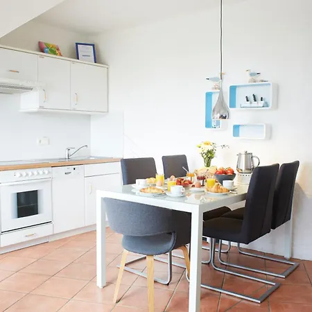 Kleine Brise Mit Meerblick Und Schwimmbad Kronsgaard